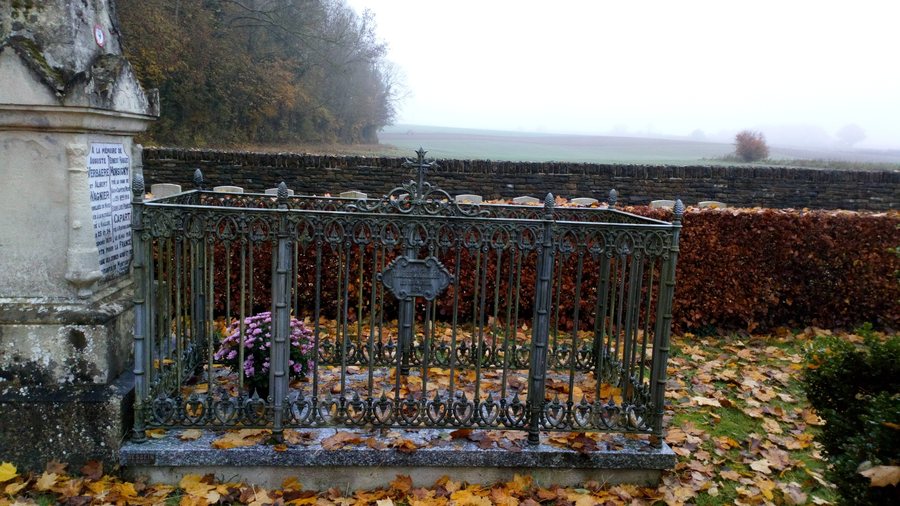 File:Montigny-sur-l'Hallue, cimetière communal, monument et tombe militaires 1870 2.jpg