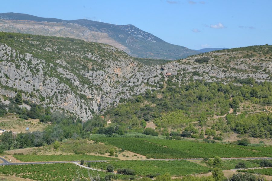 Caune de l'Arago bei Tautavel mit dem Verdouble-Tal im Hintergrund