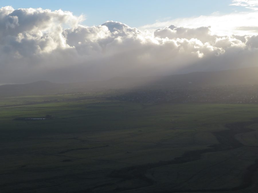 Ripresa aerea di aree a vocazione agricola e bacini di raccolta a Lower Kula, Maui
