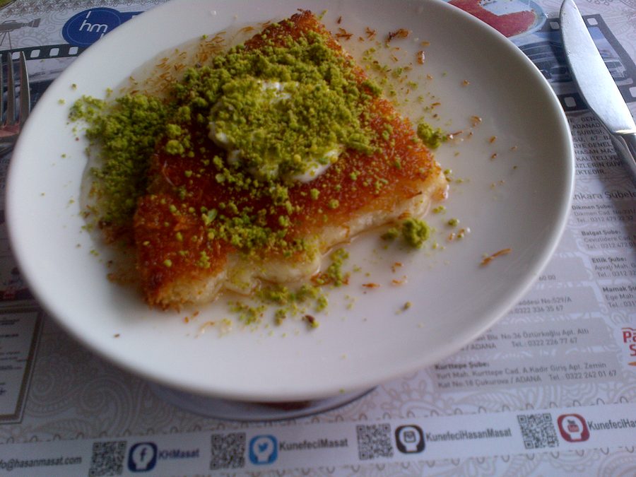 Künefe di Antakya con kaymak e pistacchi tritati