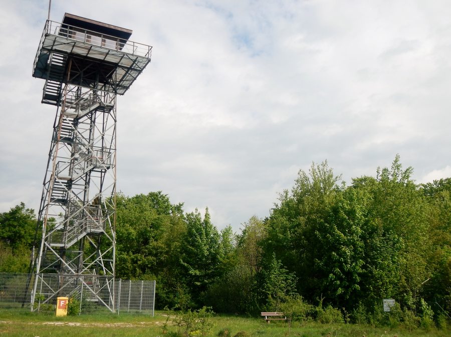 Waldgreutturm in der Landschaft der Schwäbischen Alb