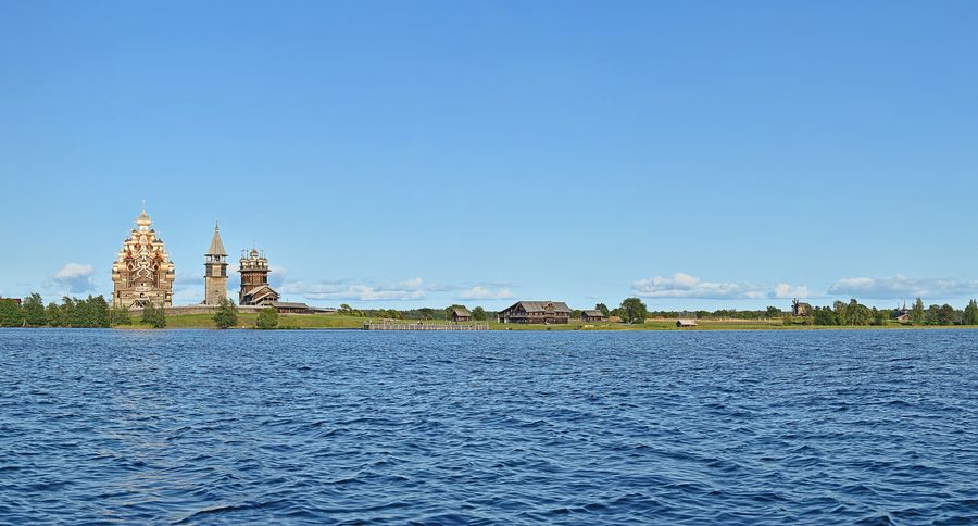 Isola di Kizhi con architettura lignea storica