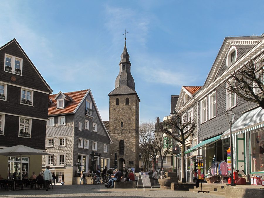 Straßenansicht in Hattingen mit Glockenturm