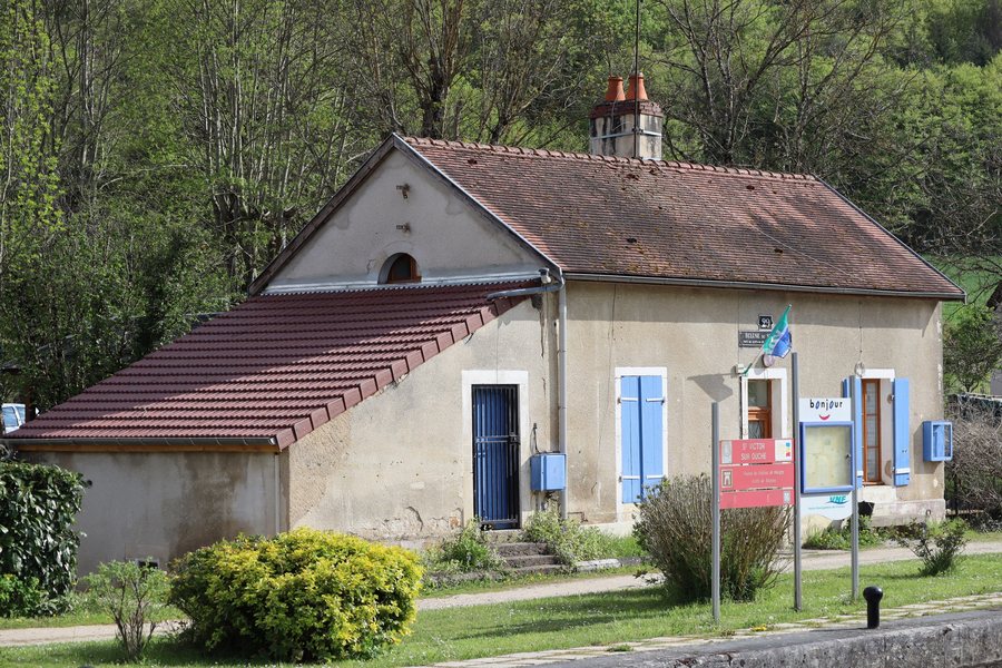 File:Saint-Victor-sur-Ouche (21) Maison éclusière de Saint-Victor - 01.jpg