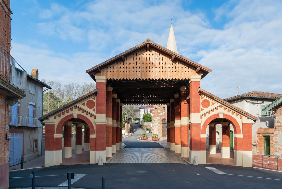 File:Market hall in Montpezat (3).jpg