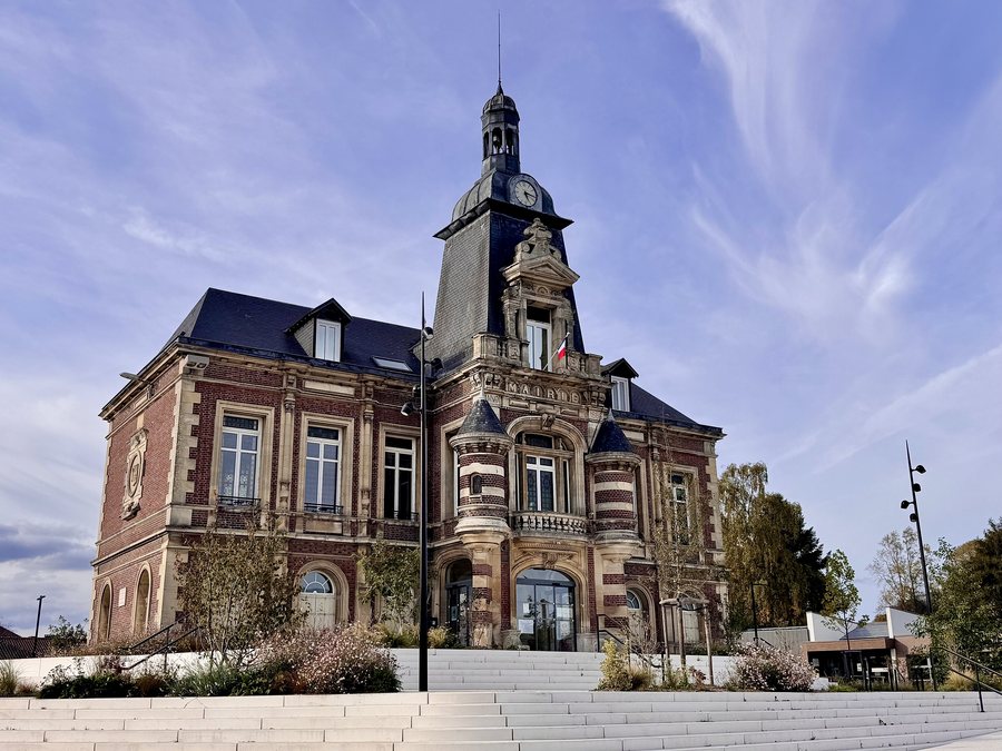 File:Mairie de Bois-Guillaume (76108), France - Lumière en fin d’après-midi.jpg