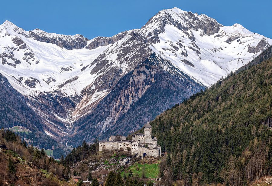 Burg Taufers auf einer Anhöhe oberhalb von Sand in Taufers