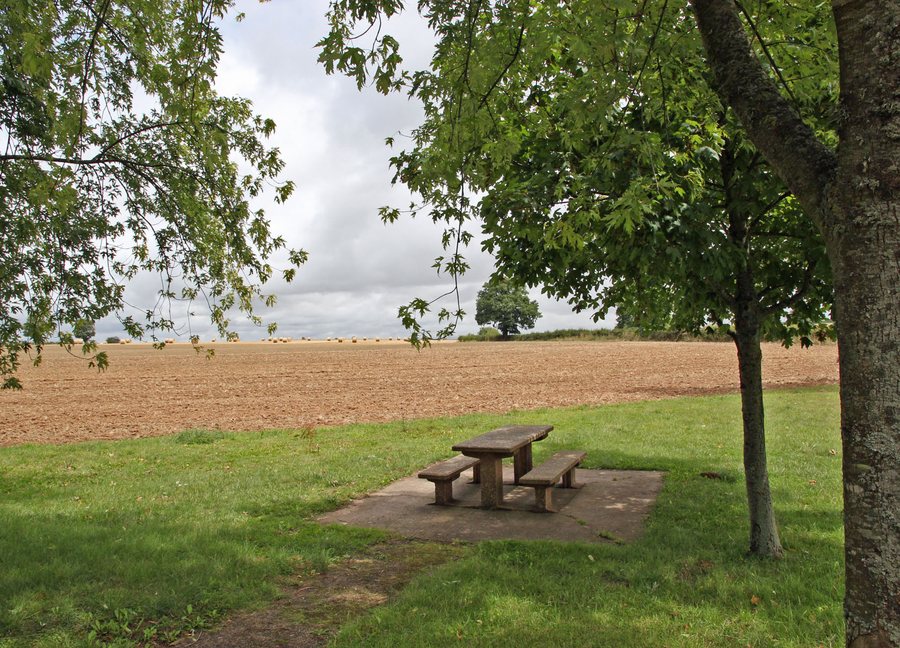 File:Aire de Cussy-les-Forges - panoramio.jpg