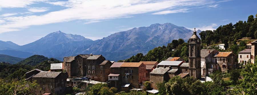 Panorama di Bustanico con paesaggio montano sullo sfondo