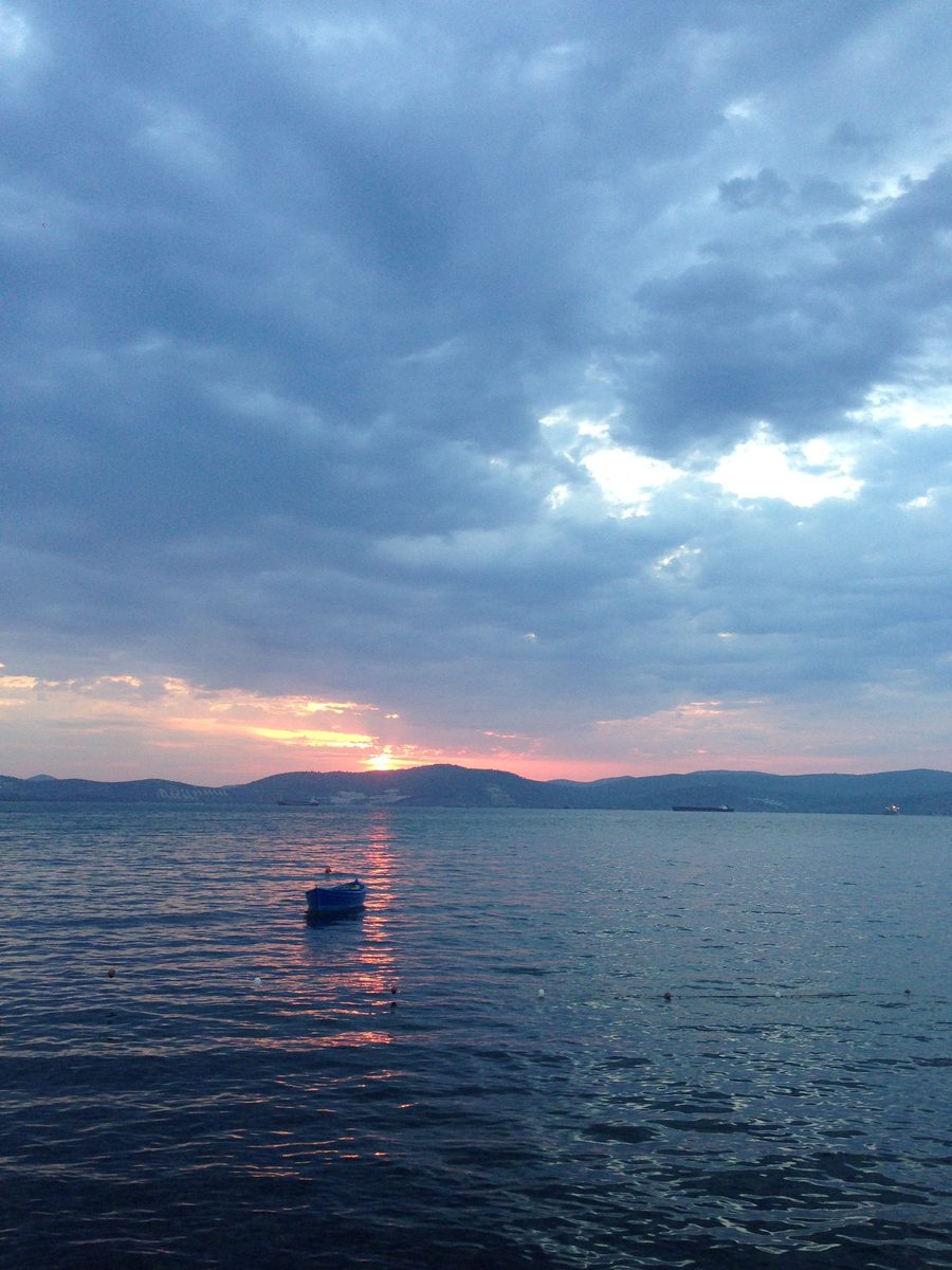 Sonnenuntergang über der Mandalya-Bucht bei Güllük in der türkischen Ägäis