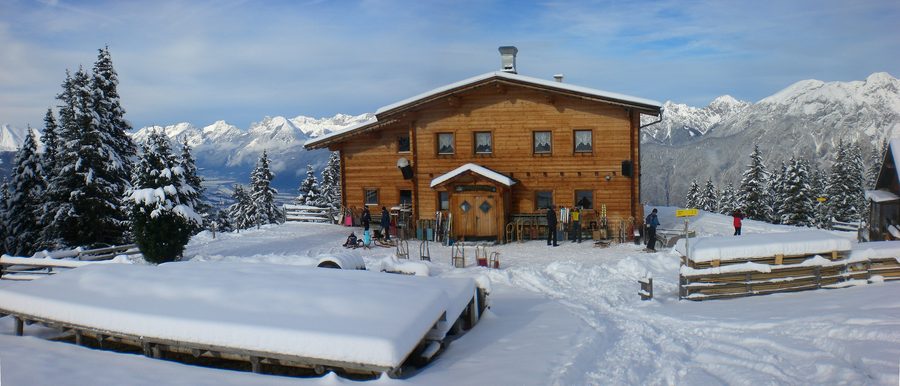 Birgitzer Alm in Tirol vor alpiner Bergkulisse