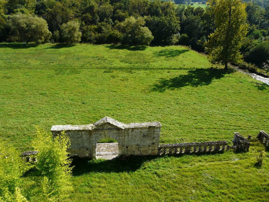 Parc du château des Bernardières bordé par la Nizonne à Champeaux-et-la-Chapelle-Pommier, Dordogne