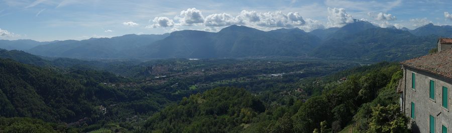 Panorama della valle del Serchio con le Alpi Apuane sullo sfondo presso Barga nella Garfagnana