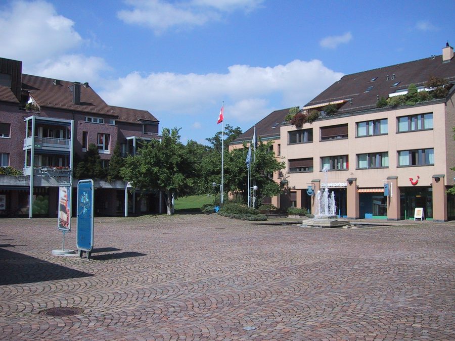 Piazza del paese con il municipio a Zumikon nel Canton Zurigo