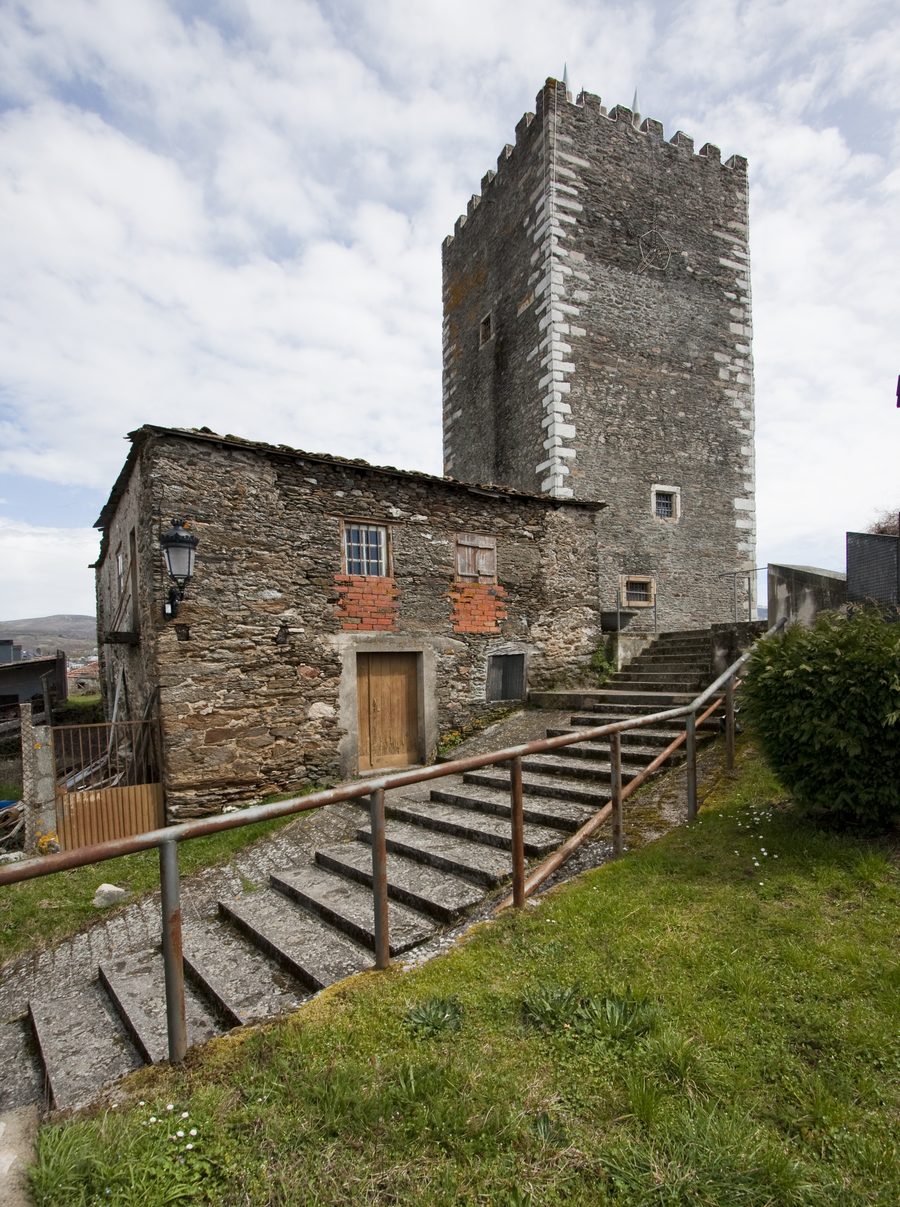 Torre da homenaxe de Viana do Bolo, un monumento storico del patrimonio in Galizia