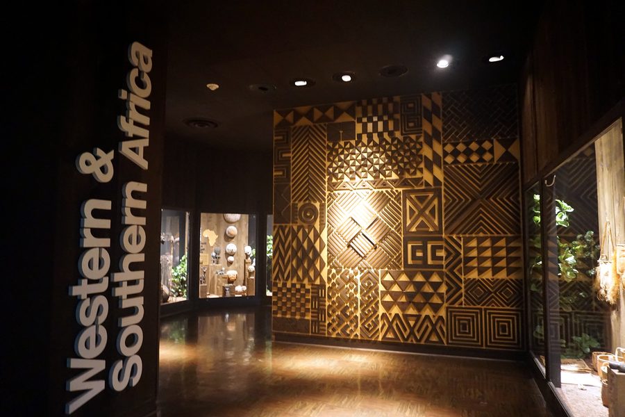 Foto del Milwaukee Public Museum con riferimento all’Africa occidentale e meridionale.