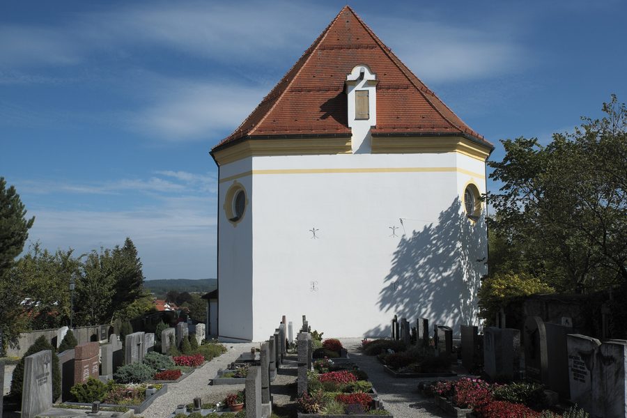 Westfassade der katholischen Pfarrkirche St. Michael in Denklingen im Landkreis Landsberg am Lech