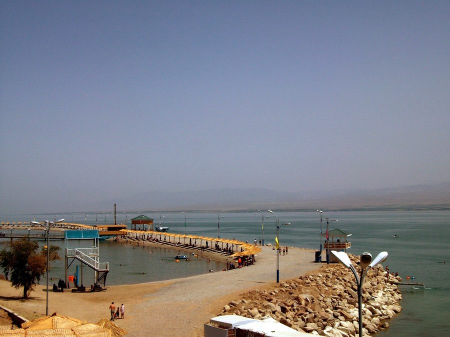 Breite Wasserfläche des Kairakkum-Stausees in Tadschikistan
