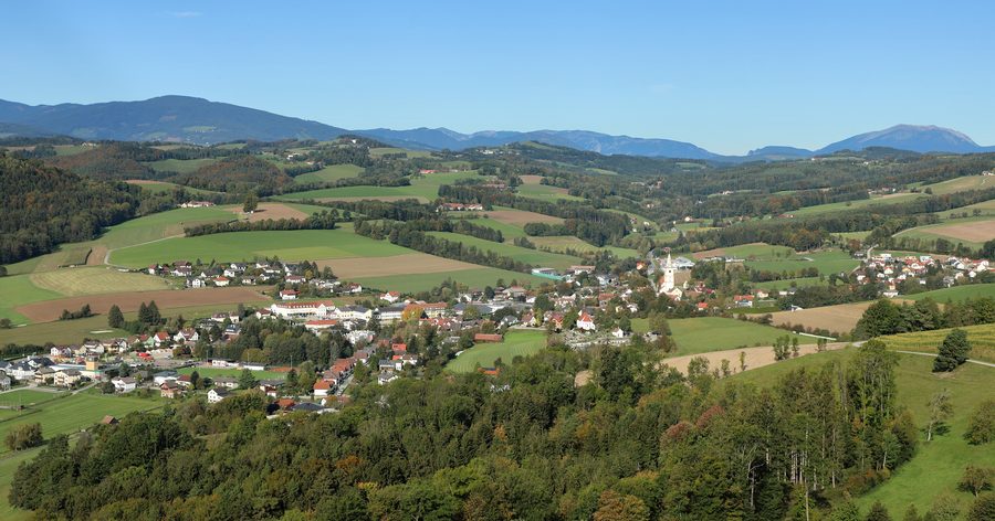 Südostansicht der niederösterreichischen Marktgemeinde Krumbach mit dem Schneeberg im Hintergrund