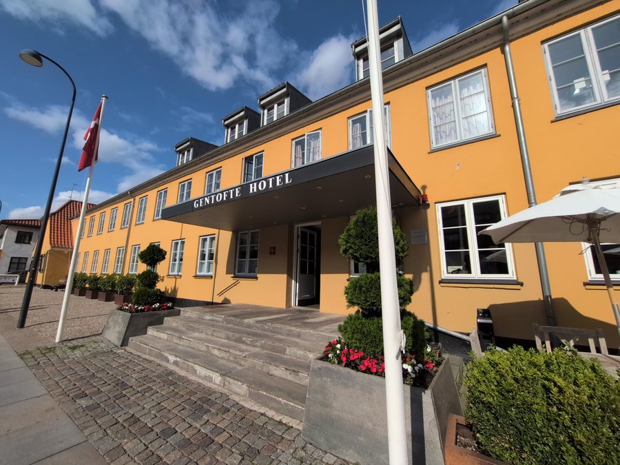 File:Gentofte Hotel.jpg