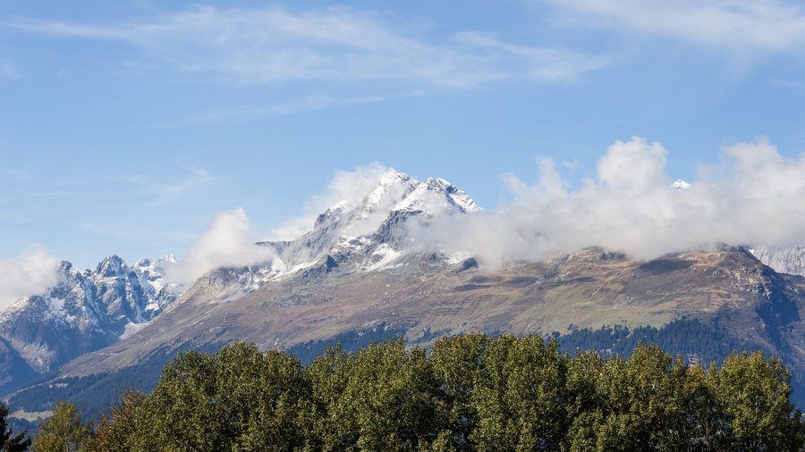 Paesaggio alpino nel territorio comunale di Obersaxen Mundaun presso Surcuolm