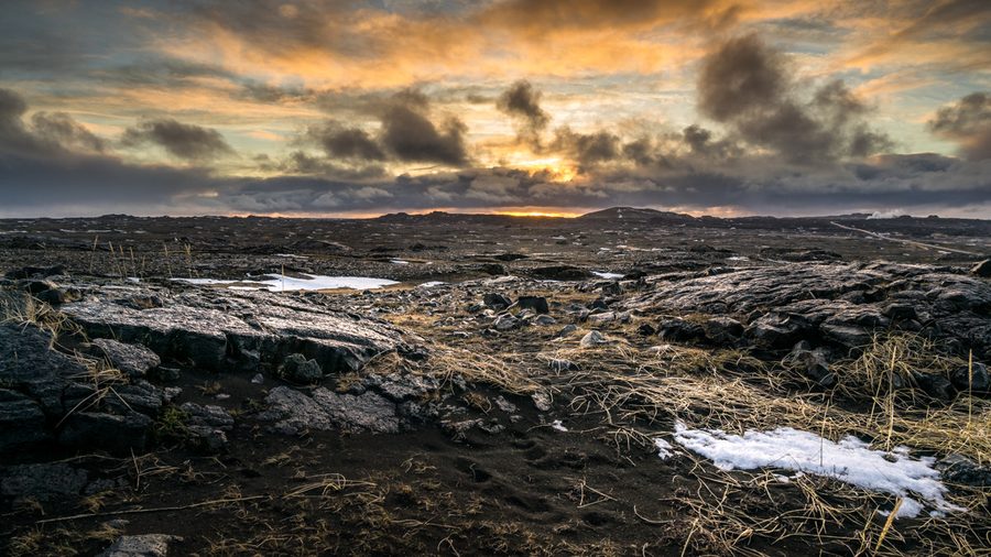 Alba sopra un paesaggio costiero roccioso nella penisola meridionale dell’Islanda.