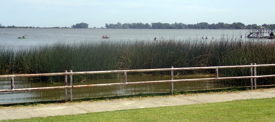 Uferpromenade der Laguna del Monte in San Miguel del Monte, Argentinien