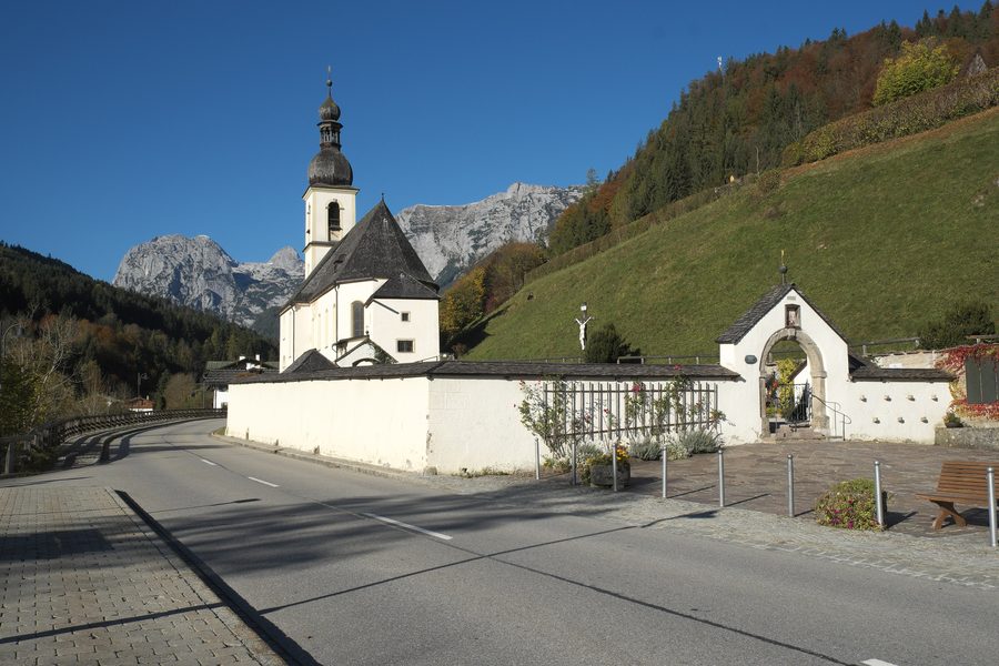 Pfarrkirche St. Sebastian in Ramsau bei Berchtesgaden mit dem Alten Friedhof im Vordergrund