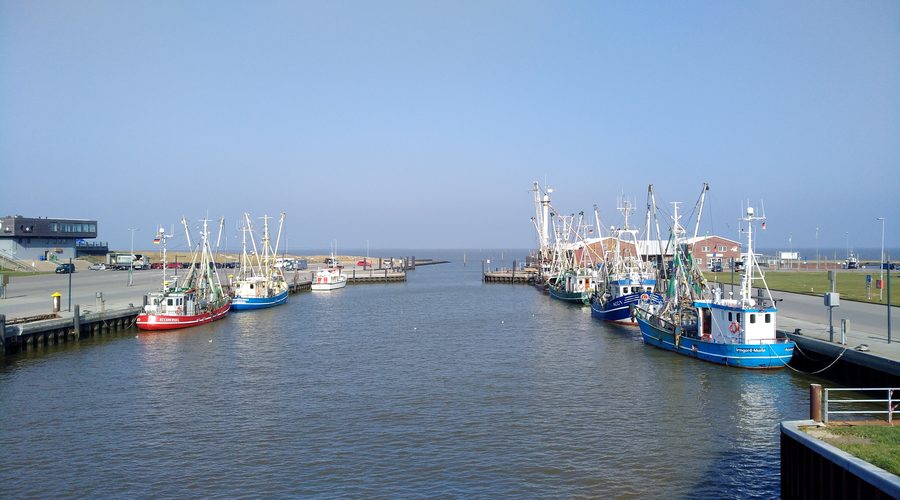 Porto peschereccio di Dornumersiel visto verso il mare dal sistema di pompaggio