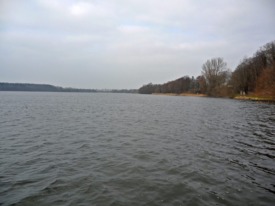 Belauer See nel villaggio di Belau con passerella sulla riva