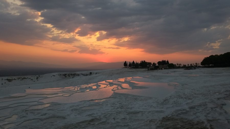 Colline di travertino di Pamukkale viste attraverso il paesaggio circostante all’ora d’oro