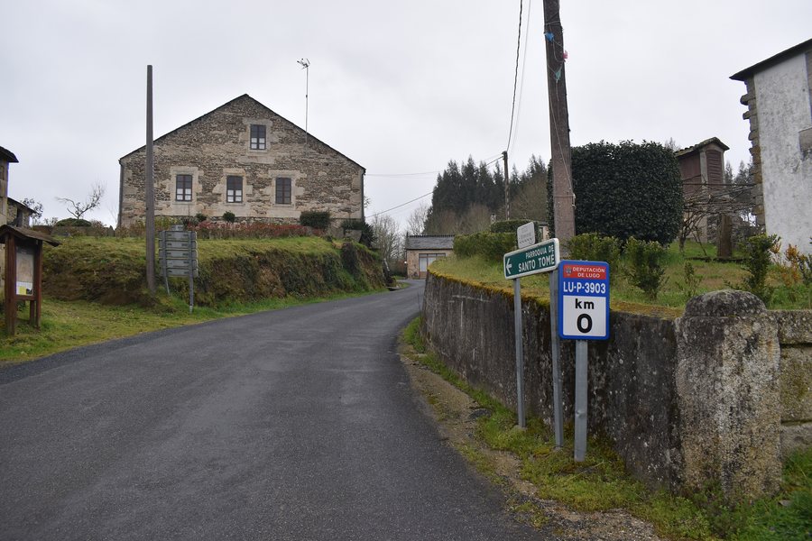 File:A Ponte (Santiago de Gaioso, Outeiro de Rei) - estrada.jpg