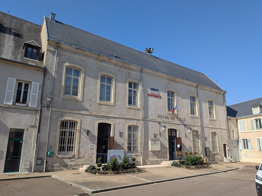 File:Saint-Pierre-le-Moûtier - Hôtel de ville (juin 2026).jpg
