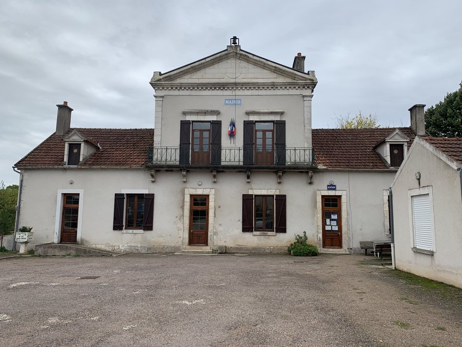 File:Mairie de Lucy-sur-Yonne (France).jpg