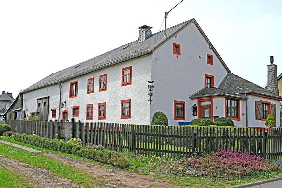 Historisches Quereinhaus von 1882 in Winterspelt