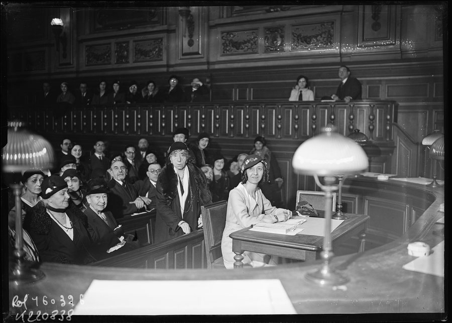 File:8-1-32, Mlle Suzanne Lavaud (sourde) soutient sa thèse de doctorat (à la Sorbonne) - btv1b532515925.jpg