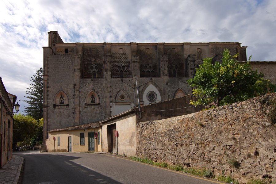 File:Esporles, Iglesia de Sant Pere, fachada norte.jpg