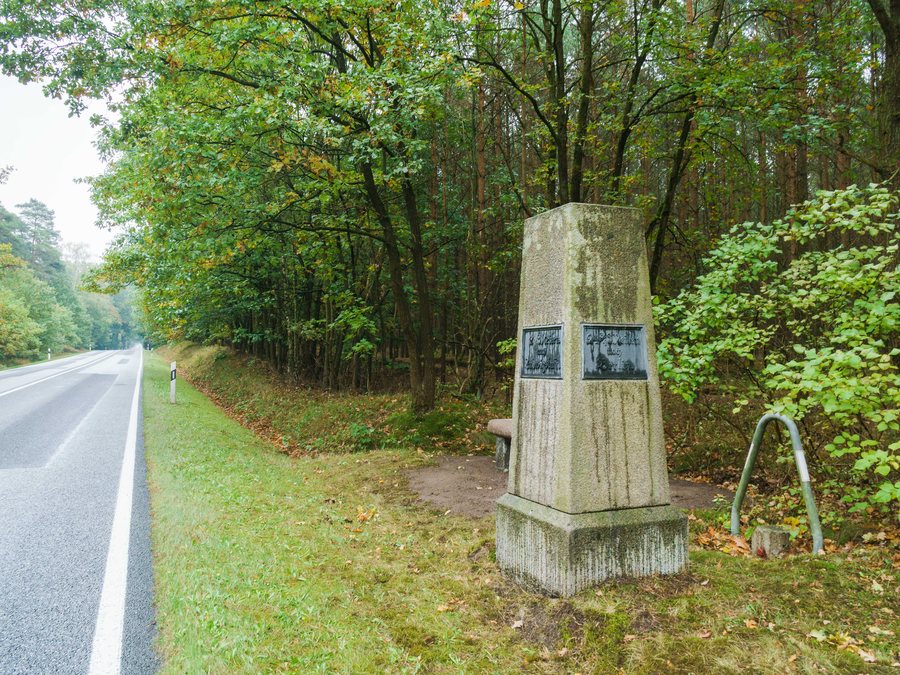 File:Gross Krams Mecklenburg-Schweriner Ganzmeilenobelisk 189-01.jpg