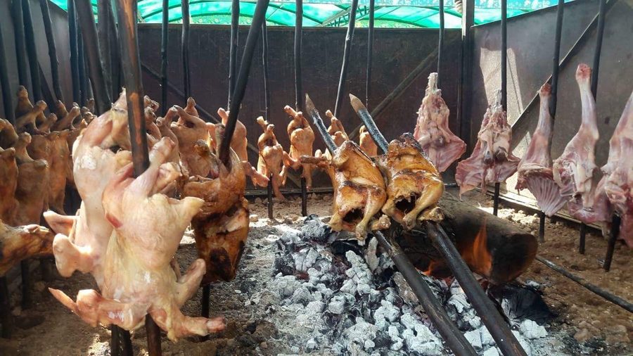 Sajji, über offenem Feuer gegartes Hähnchen am Spieß