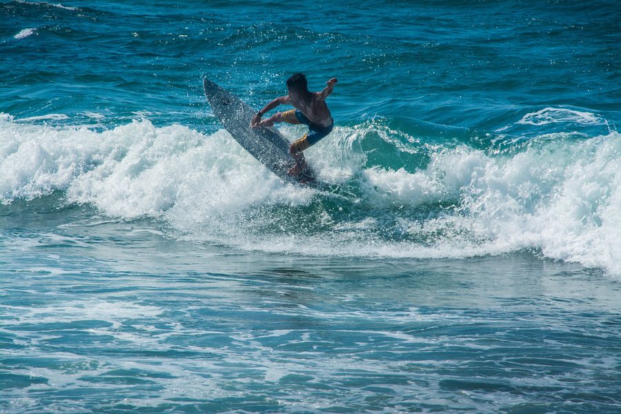 Surfista sulla costa del nord di Luzon