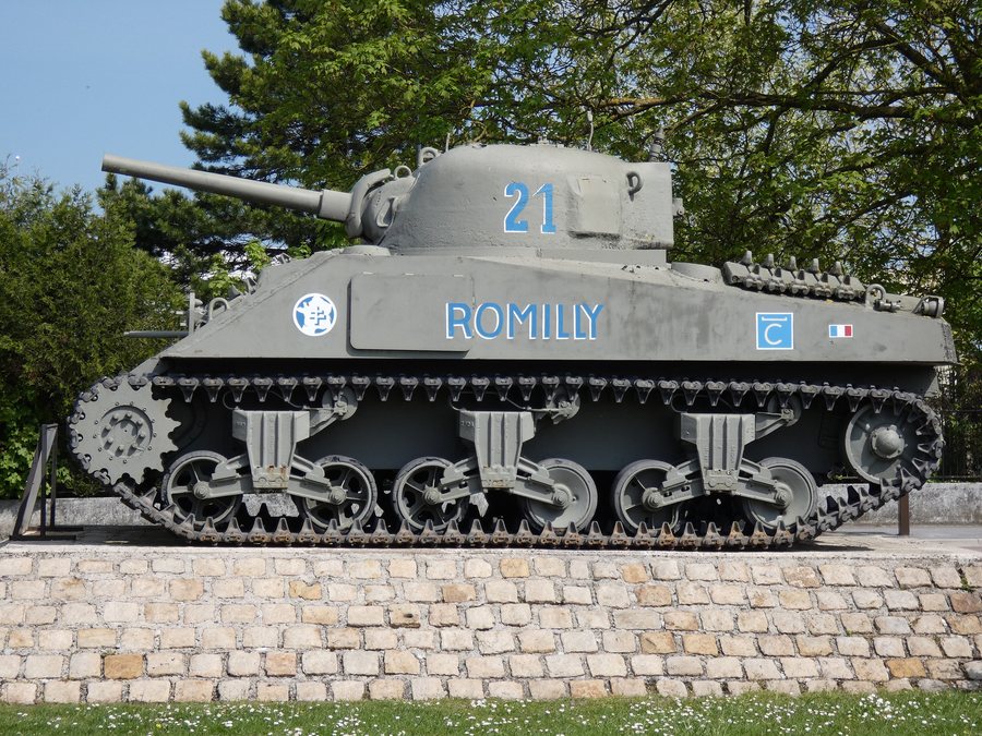 File:Le char Romilly à Romilly-sur-Seine.jpg