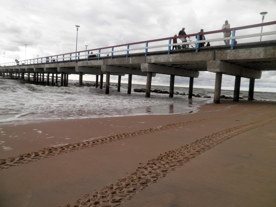 Molo di Palanga in una giornata nuvolosa accanto alla spiaggia sabbiosa del Mar Baltico