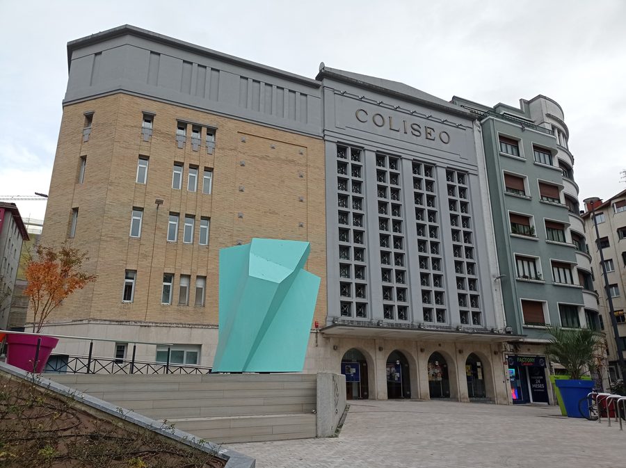 Teatro Coliseo a Éibar con la scultura „Txopitea ta pakea“