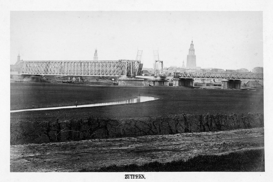 File:Zutphen — Beeld van de bruggen, waarvan een openstaande draaibrug deel uitmaakt, en Contouren van de stad op de achtergrond.jpg