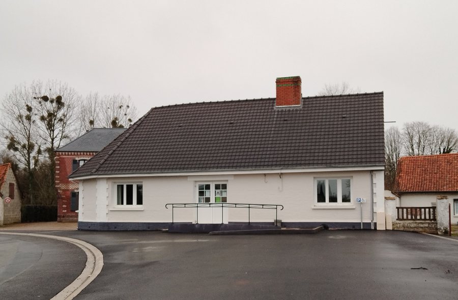 File:Vironchaux, 80-Fr, salle communale.jpg