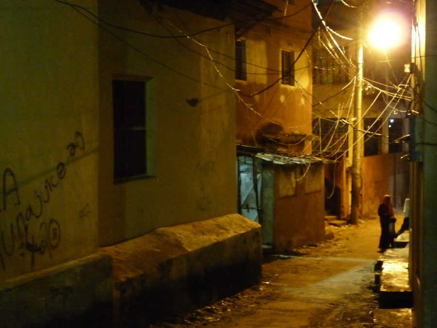 Scena di strada nel quartiere Mkanyageni della Old Town di Mombasa