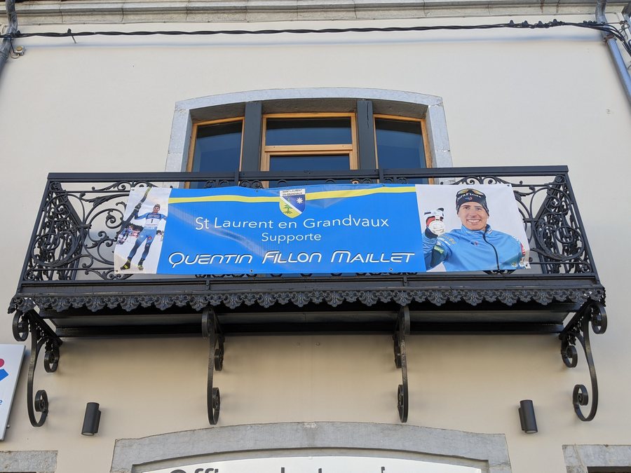 File:Saint-Laurent-en-Grandvaux - Banderole soutien Quentin Fillon Maillet (nov 2022).jpg