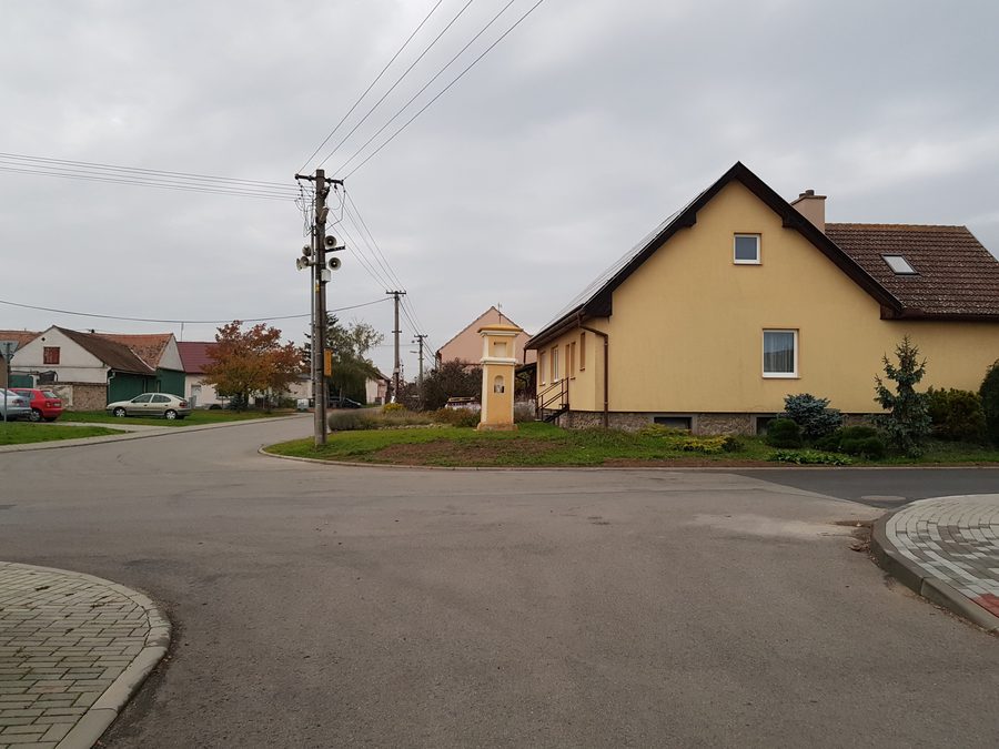 Denkmalgeschütztes Flurkreuz in der Ortsbebauung von Šanov nad Jevišovkou