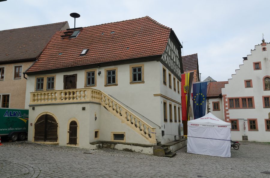 Historisches Rathaus am Marktplatz von Wipfeld mit Fachwerkgiebel und Freitreppe