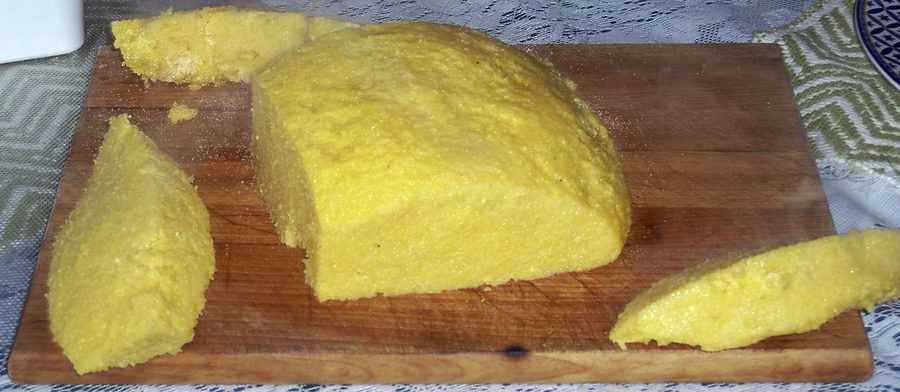 Mămăligă servita, una polenta di mais rumena soda, in un piatto.
